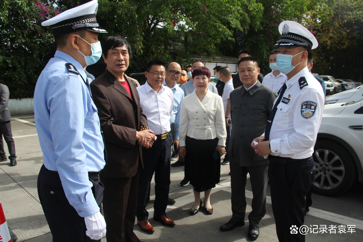 记者袁军被四川省公安厅高速公路公安局聘为“警风警纪监督员”
