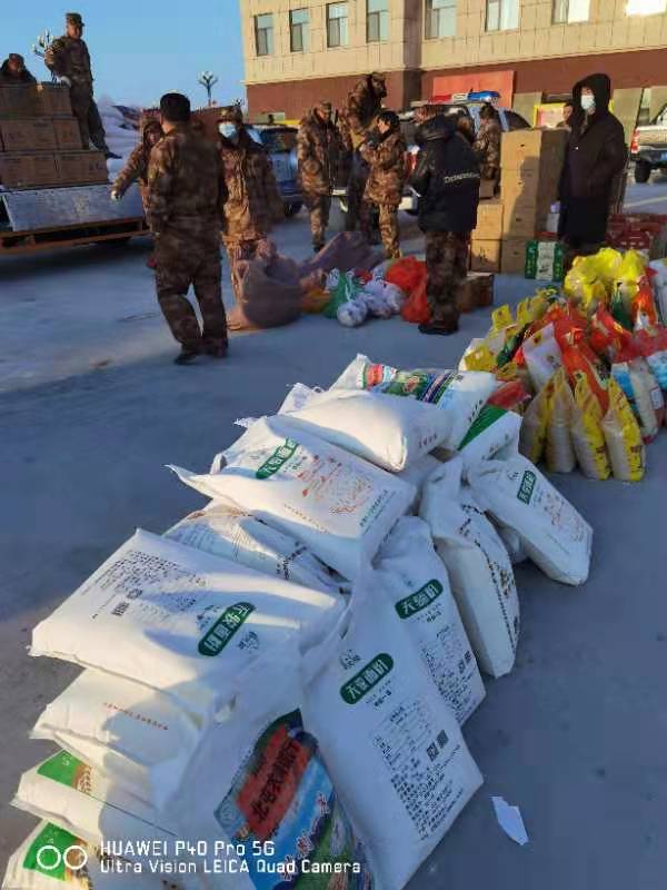 新疆生产建设兵团第十师工商联组织政银保企共15家单位捐赠15.5万元物品慰问185团一线护边员