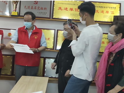 中国著名书画家刘振生李兰芬书画伉俪向抗“疫”志愿者赠送书画作品