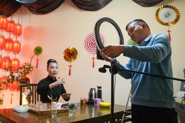 飞手、主播、画家……中国农村涌现新职业