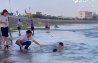 武冈：小孩河边游玩落水，两市民及时施救