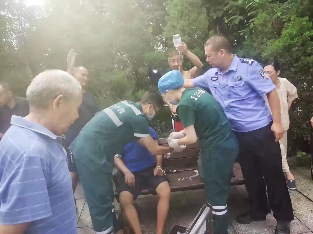 【我为群众办实事】患病老人公园中暑,警民携手暖心相助