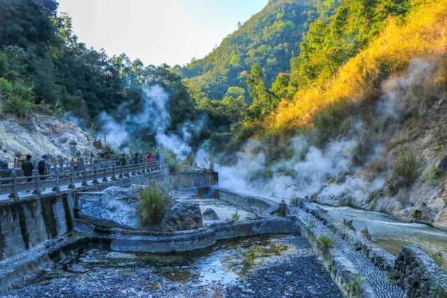 清泉滚沸，俊山无头，探寻腾冲火山热海