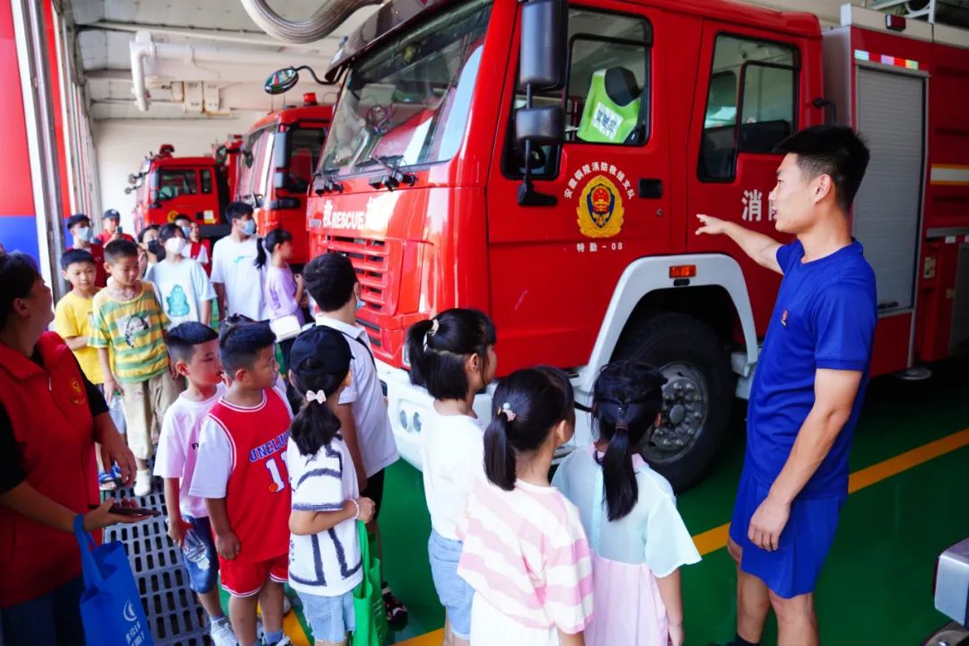 铜陵消防救援支队联合义工协会开展留守儿童暑期消防体验活动