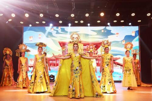 云南民族歌舞大赛开幕 傣族著名女高音歌唱家金小凤助阵