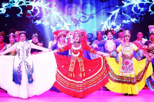 云南民族歌舞大赛开幕 傣族著名女高音歌唱家金小凤助阵