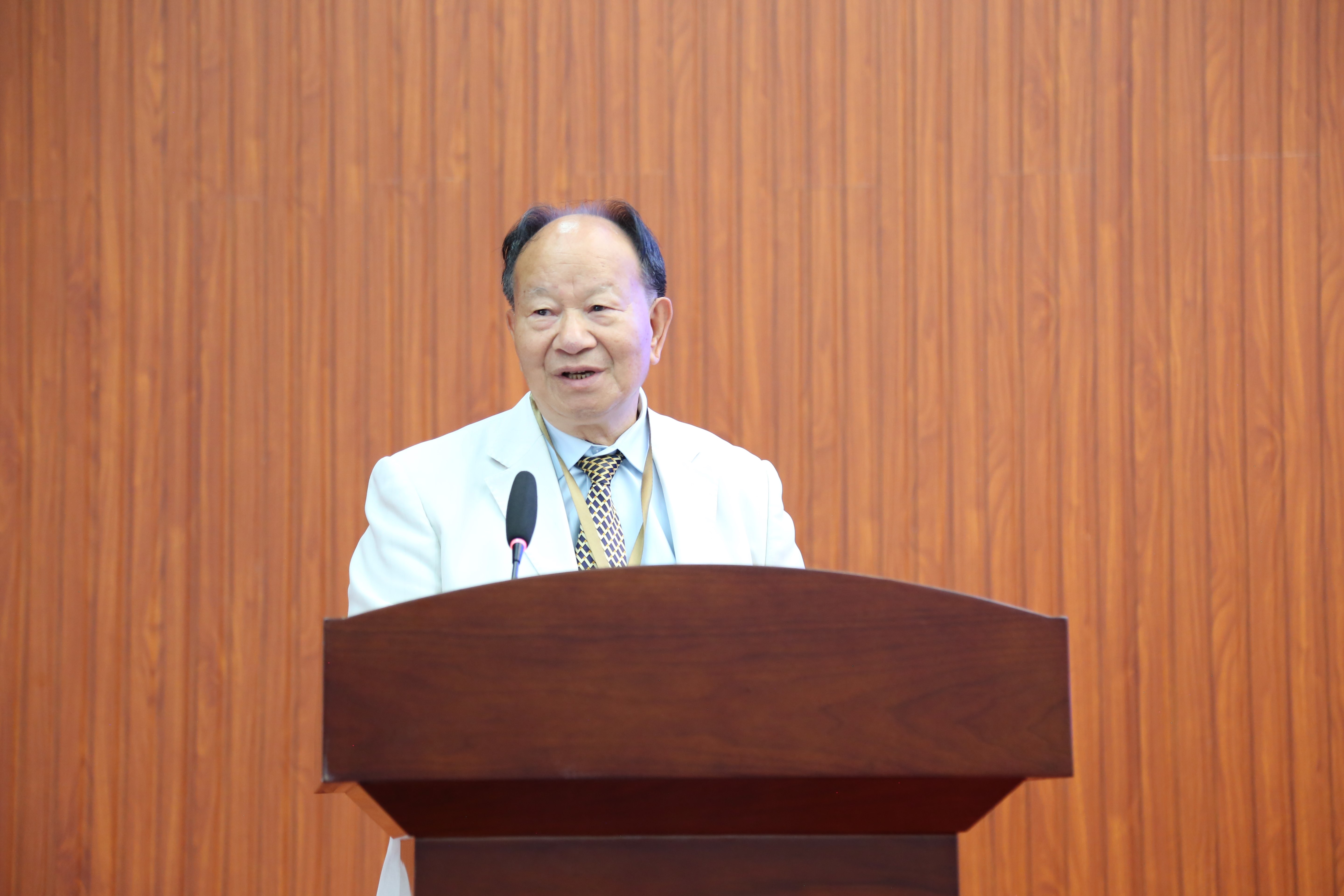 加快云南语言学“三大体系”建设研讨会在丽江师专召开