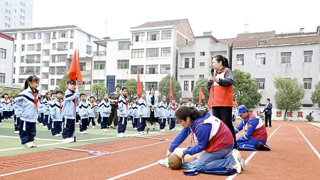 武穴市“少年急救官”启动仪式暨中国少先队74周年主题日活动在第二实验小学举行