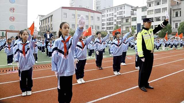 武穴市“少年急救官”启动仪式暨中国少先队74周年主题日活动在第二实验小学举行