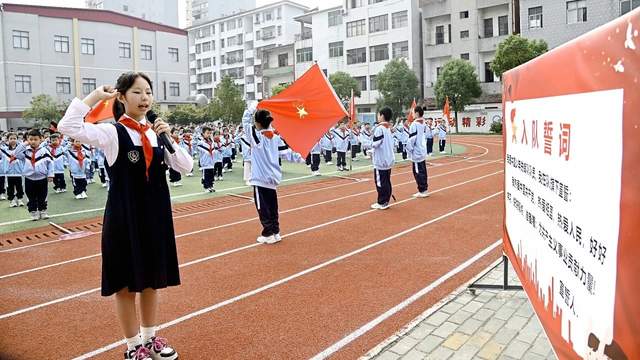 武穴市“少年急救官”启动仪式暨中国少先队74周年主题日活动在第二实验小学举行