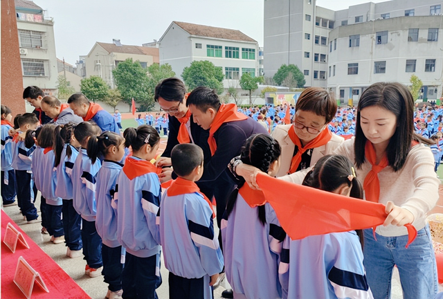 武穴市“少年急救官”启动仪式暨中国少先队74周年主题日活动在第二实验小学举行