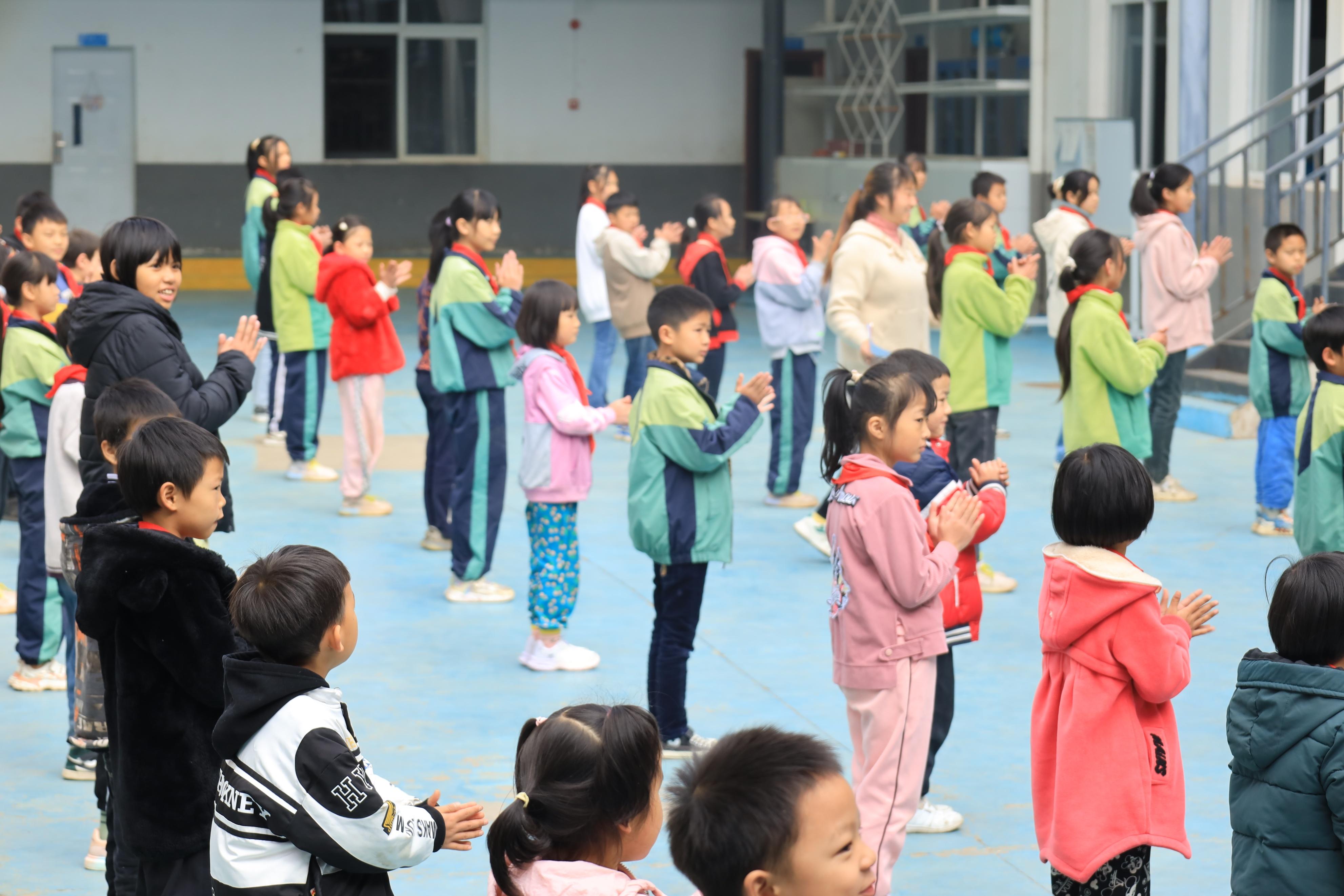 大手牵小手，温暖共传递