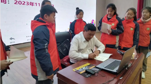 “法律面前人平等 校园内外预防欺凌”—— 全国劳模、中国好人、颍上县人大常委杨传武走进管小宣讲法治教育