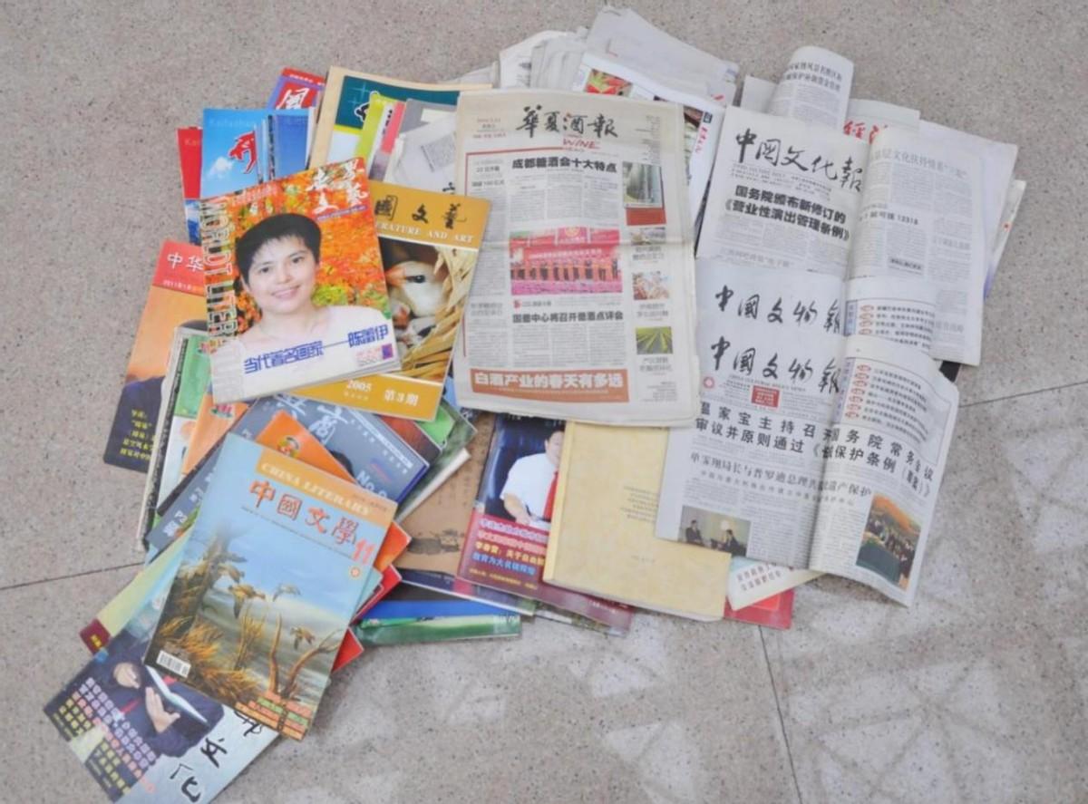 武安市农工党支部张海江向市图书馆捐赠磁山文化文史资料
