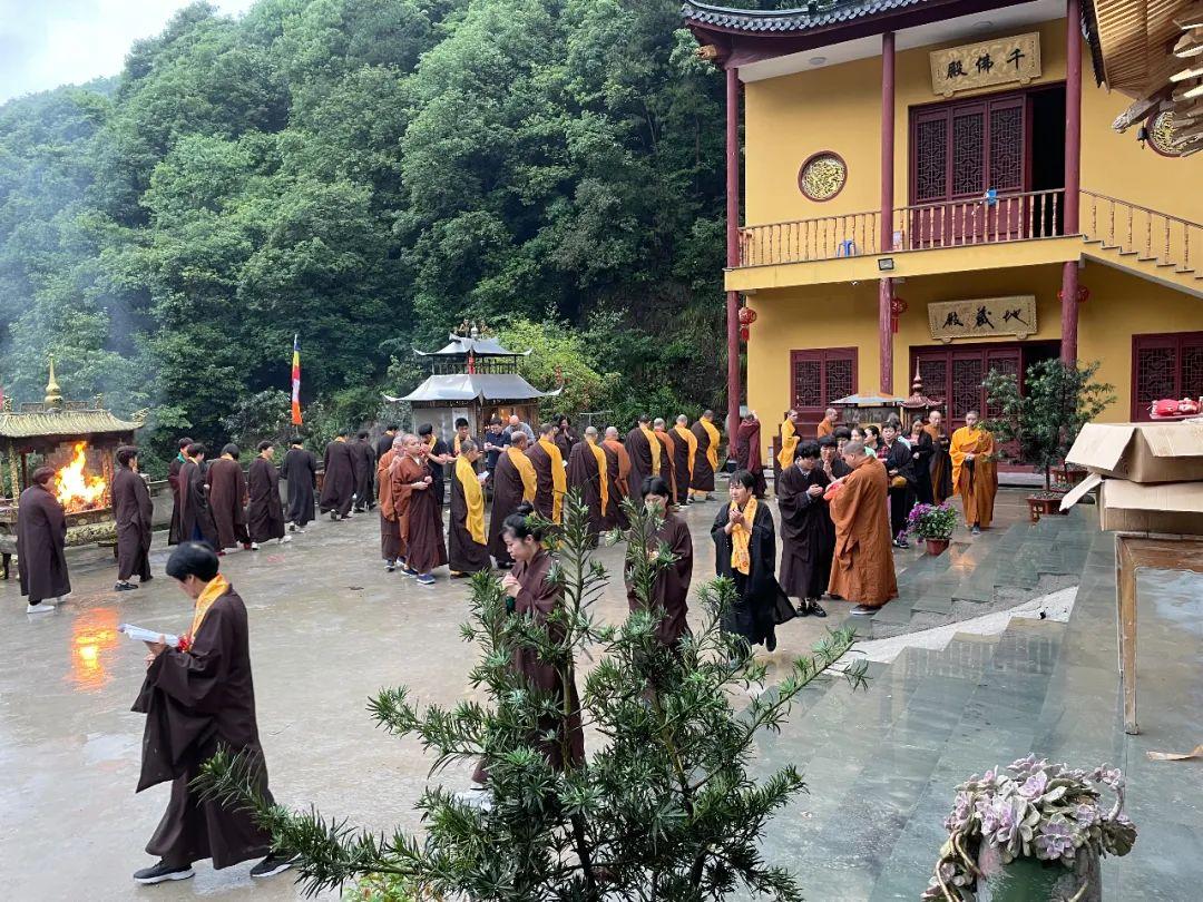 灵峰岩下古寺幽，沧海桑田眼底收——游浙江宁波大乘禅寺