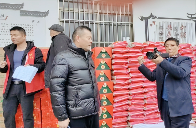 【头条】湖北庆诚商砼公司连续十多年向盘塘社区“夕阳红”发放年货