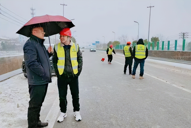 【新春在基层】湖北武穴市交通系统：“铲雪除冰畅交通 戮力同心保出行”掠影