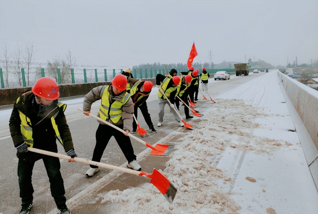 【新春在基层】湖北武穴市交通系统：“铲雪除冰畅交通 戮力同心保出行”掠影