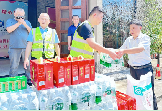 【今日黄冈】武穴市公路事业发展中心开展高温“送清凉”慰问活动!