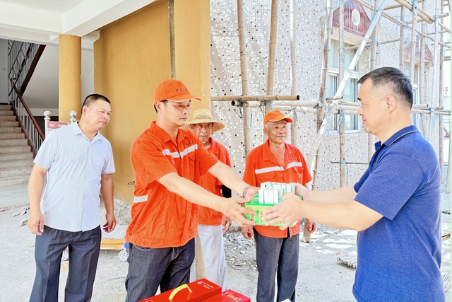 【今日黄冈】武穴市公路事业发展中心开展高温“送清凉”慰问活动!