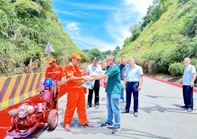 【今日黄冈】武穴市公路事业发展中心开展高温“送清凉”慰问活动!