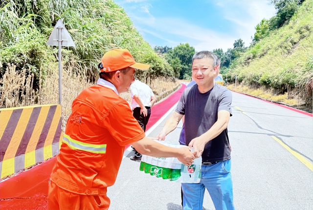 【今日黄冈】武穴市公路事业发展中心开展高温“送清凉”慰问活动!