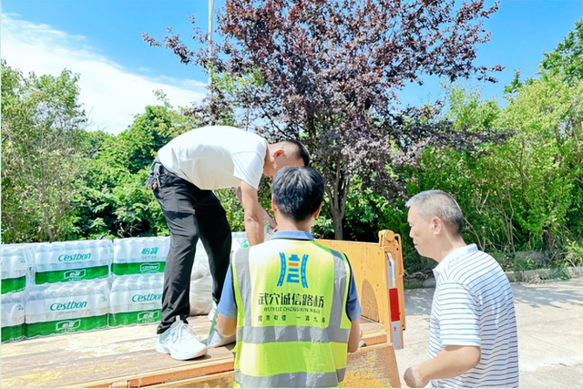 【今日黄冈】武穴市公路事业发展中心开展高温“送清凉”慰问活动!