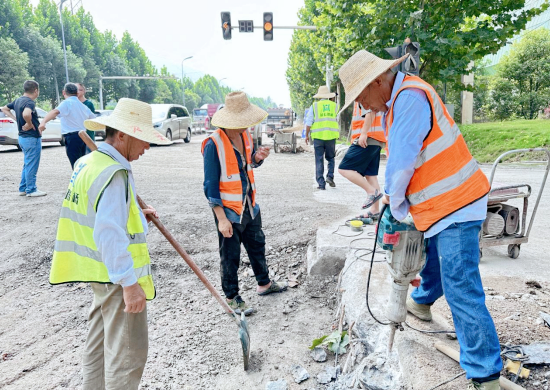 【今日黄冈】武穴市公路事业发展中心开展高温“送清凉”慰问活动!