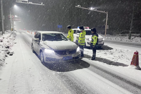 党旗领航聚合力 联盟攻坚保畅通——新疆伊犁新源执法大队筑牢冬季道路安全防线